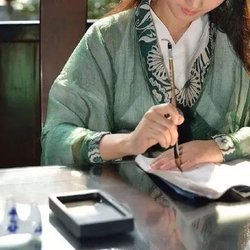 The correct way to hold the brush in calligraphy, the five-finger method of holding the brush!